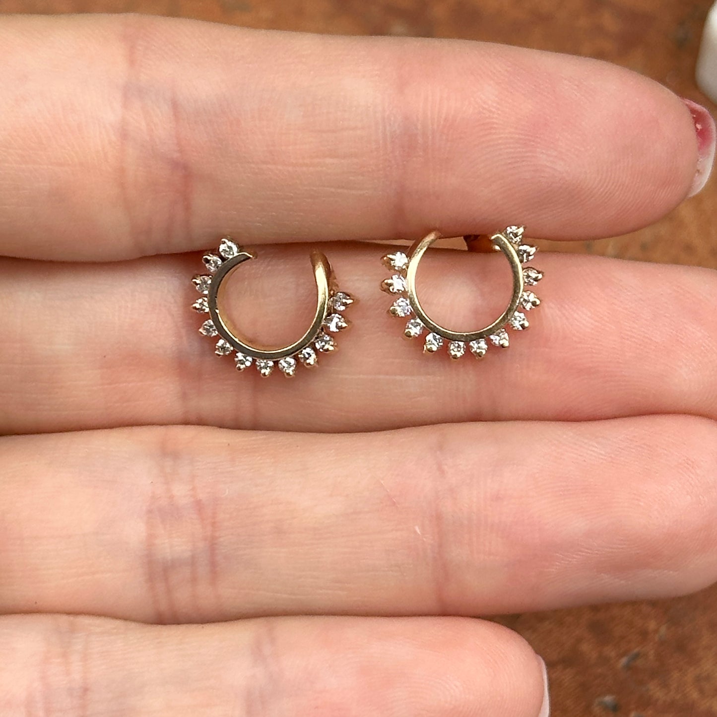 14KT Yellow Gold Round Diamond Swirl Circle Stud Earrings