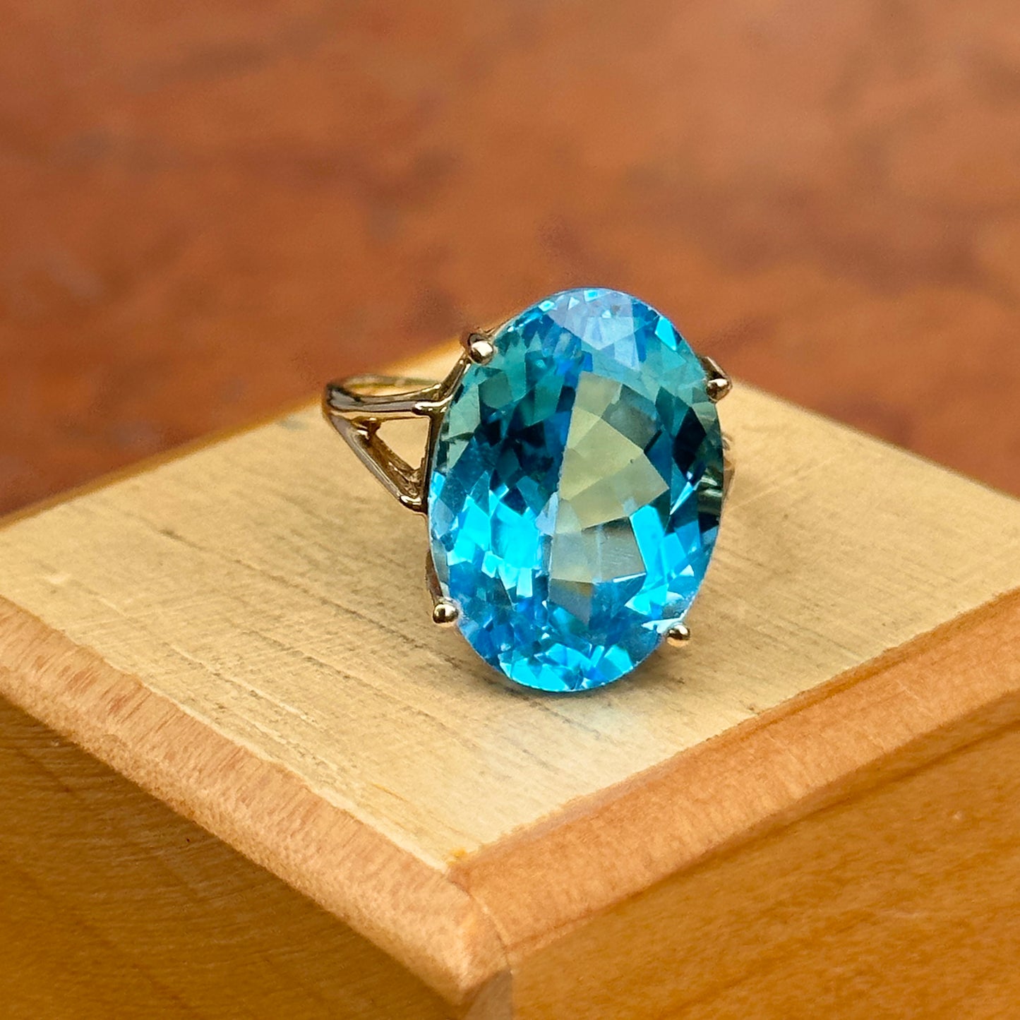 Estate 10KT Yellow Gold Oval Large Blue Topaz Ring