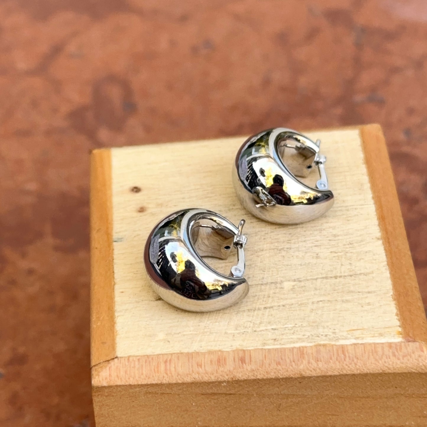 14KT White Gold Tapered Huggie Hoop Earrings 15mm