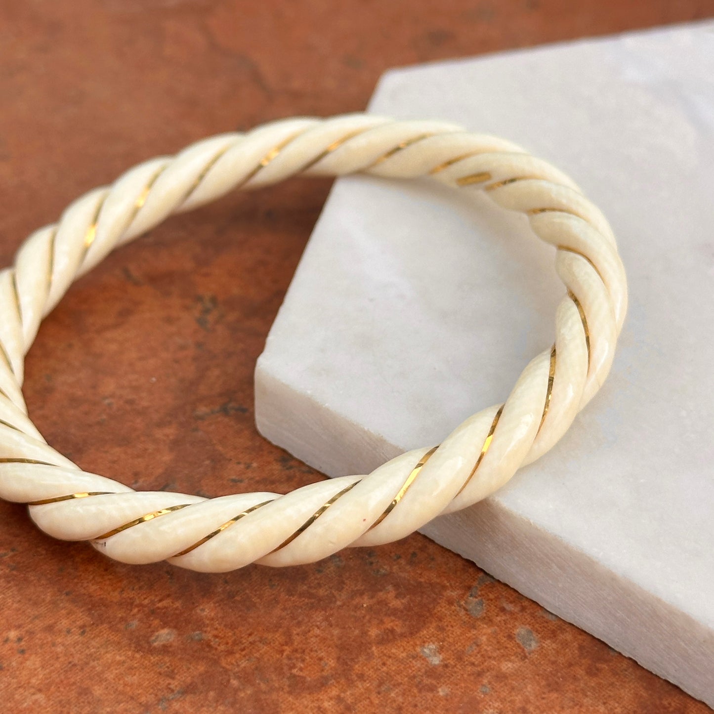 Estate 14KT Yellow Gold Oval Inlay Cream Enamel Corrugated Twist Bangle