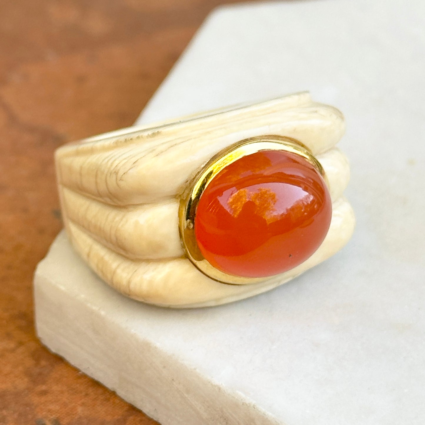 Estate 18KT Yellow Gold Bezel Oval Cabochon Carnelian Carved Cream Gemstone Large Ring 7.5