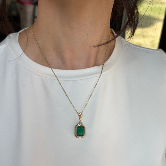 Estate 14KT Yellow Gold 8.14 CT Emerald + Diamond Bezeled Pendant Necklace