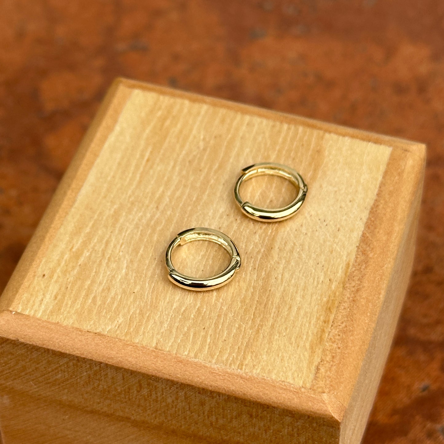 10KT Yellow Gold Thin Hinged Huggie Hoop Earrings 10mm