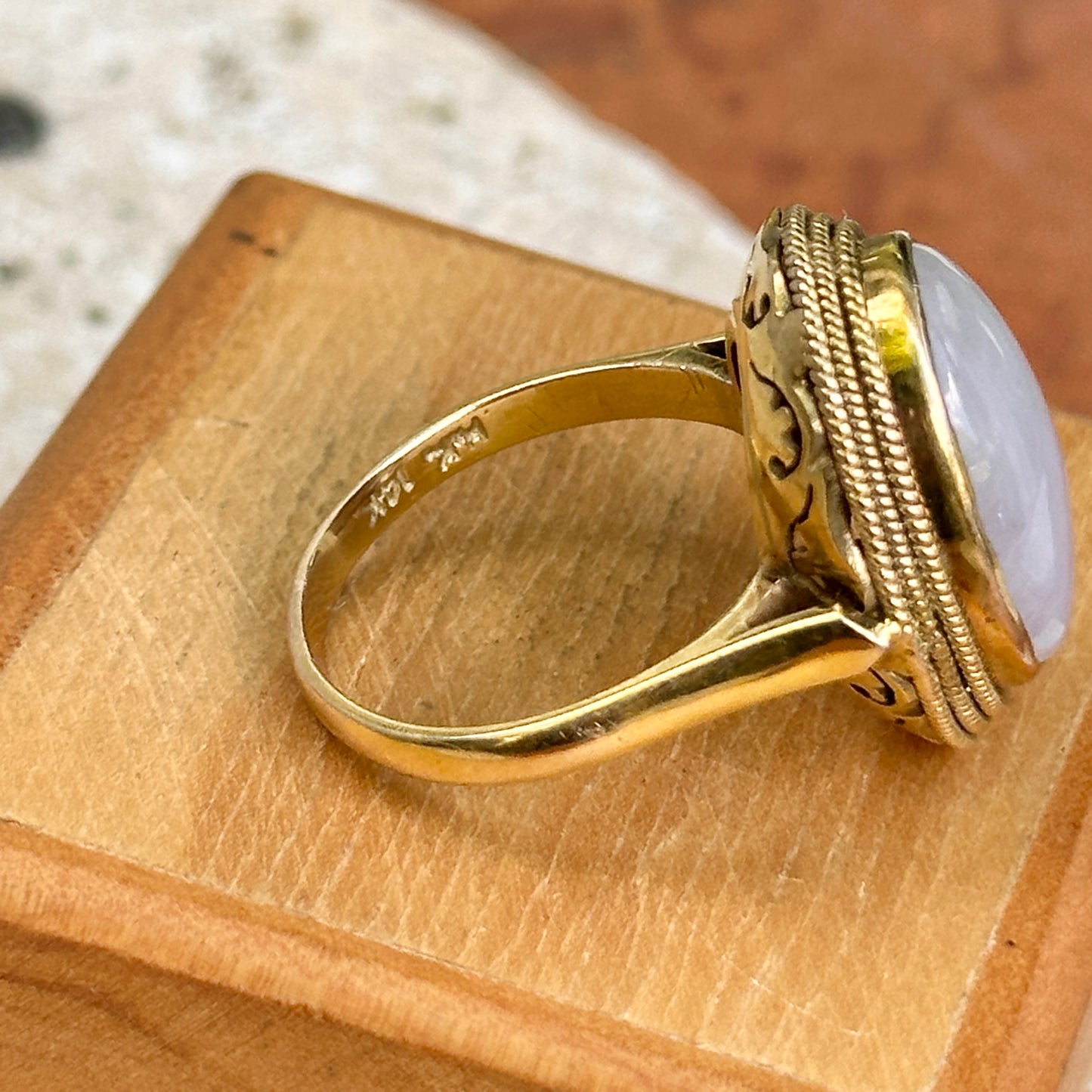 Estate 14KT Yellow Gold Oval Lavender Jade Ring