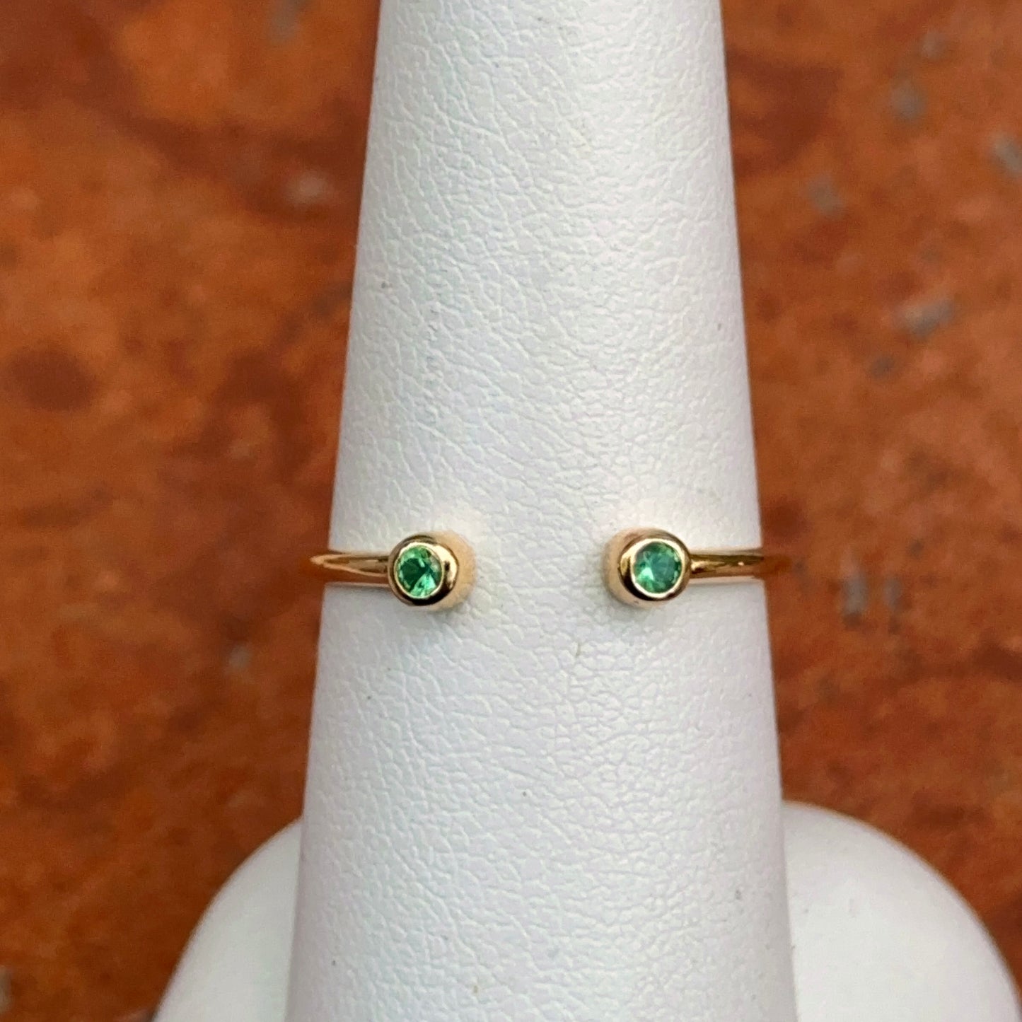 Estate 18KT Yellow Gold Round Bezel Set Emerald Negative Space Ring