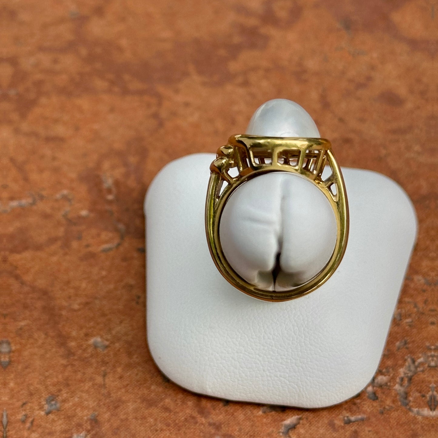 Estate 18KT Yellow Gold Oval Bezel Mabe Pearl Ring