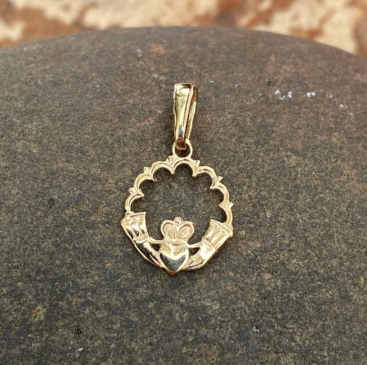 14KT Yellow Gold Claddagh Scalloped Frame Pendant Charm