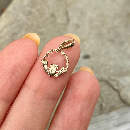 14KT Yellow Gold Claddagh Scalloped Frame Pendant Charm