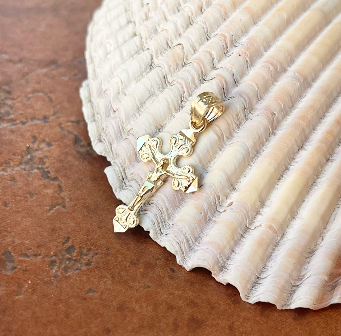 14KT Yellow Gold Diamond-Cut Crucifix Cross Pendant 17mm