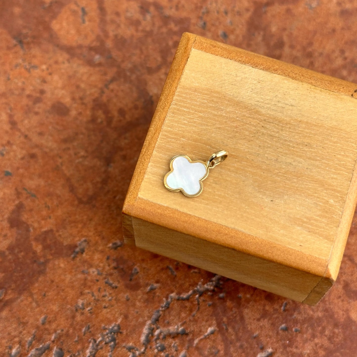 14KT Yellow Gold White Mother of Pearl Inlay Clover Pendant Charm 10mm