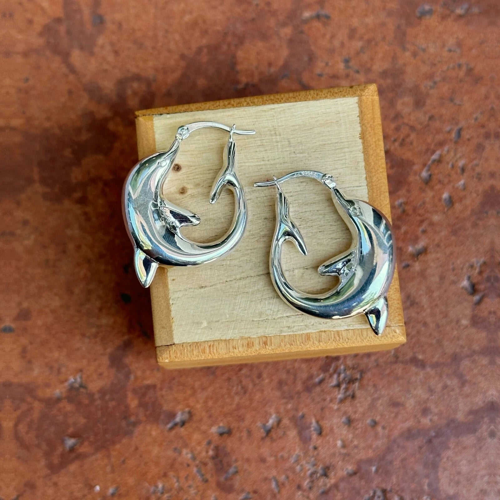 Sterling Silver Shiny Finish 3D Dolphin Design Hoop Earrings NEW