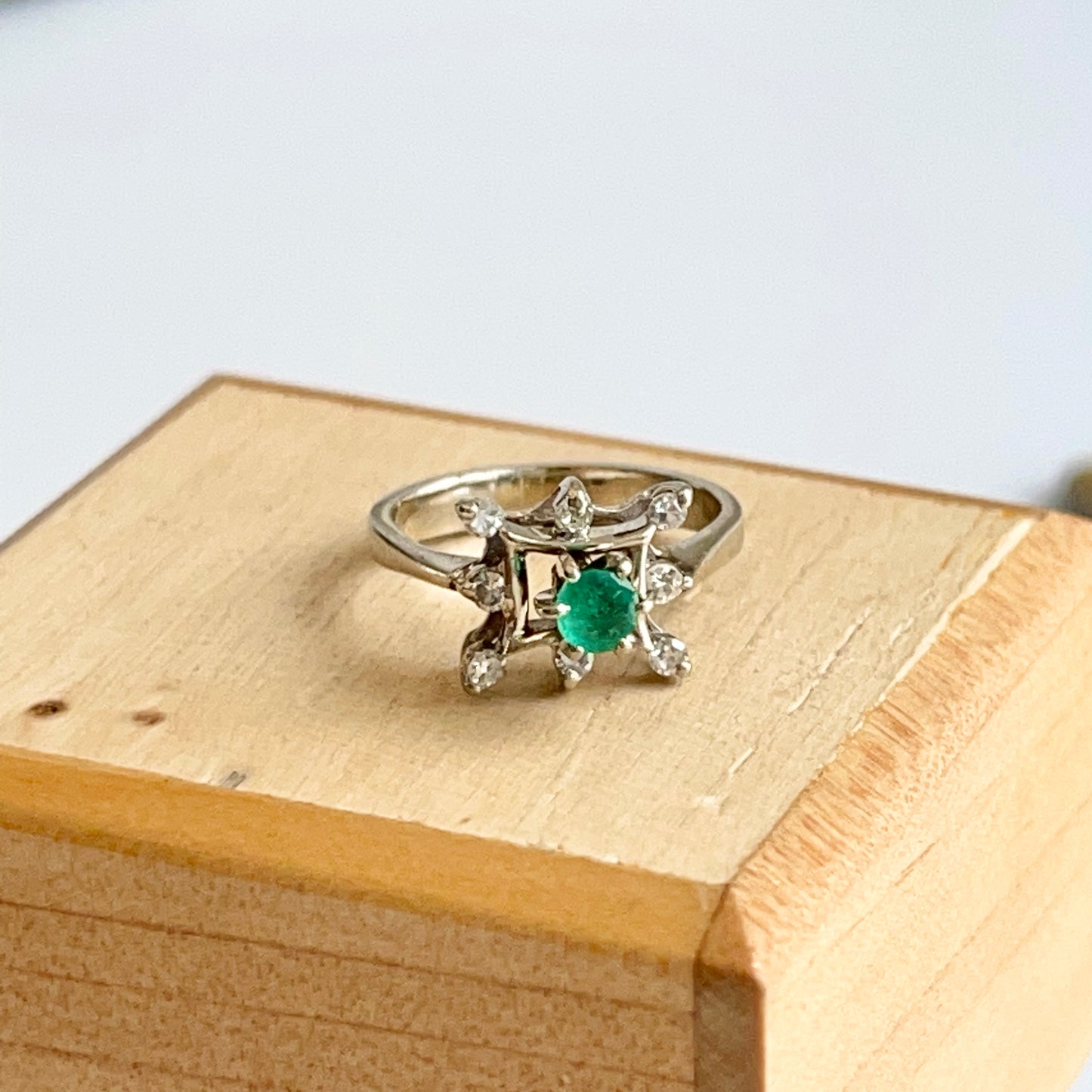Estate 14KT White Gold Round Emerald + Square Diamond Starburst Ring