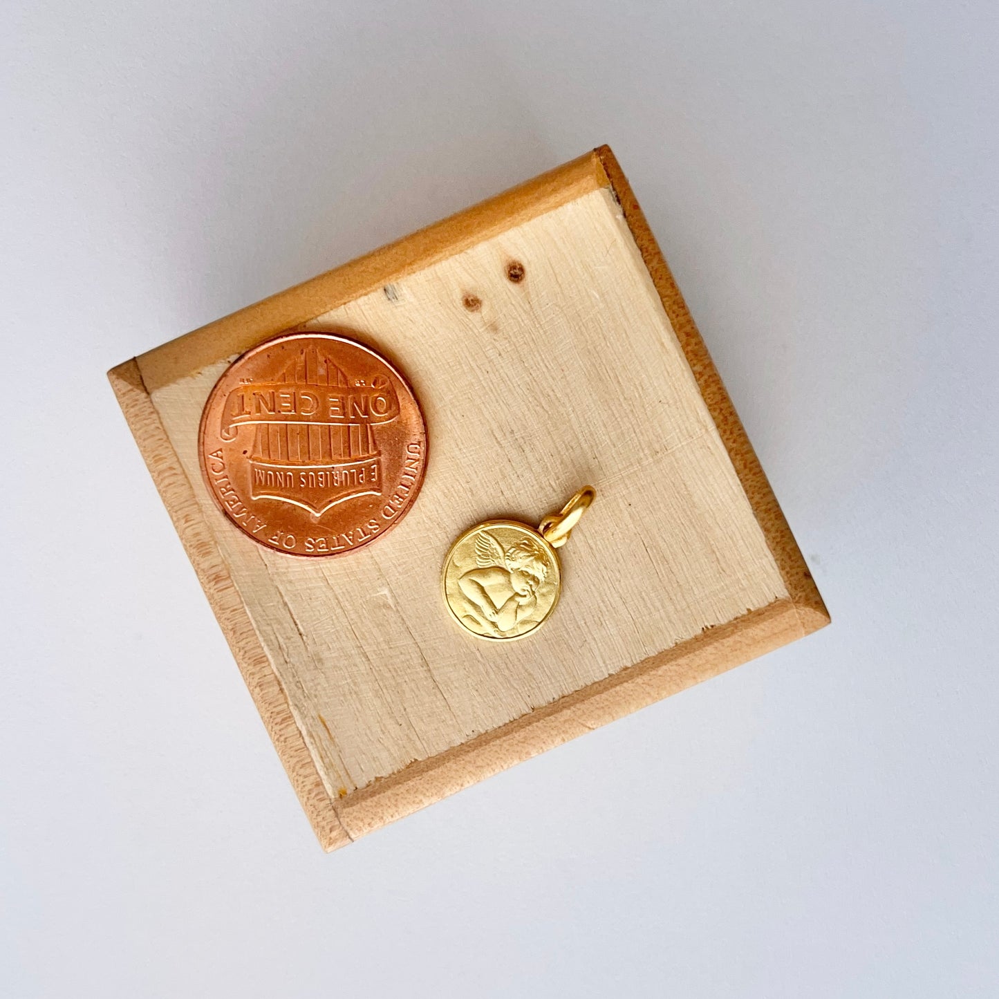 18KT Yellow Gold Matte Baby Angel Raphael Medal Pendant Charm 10mm