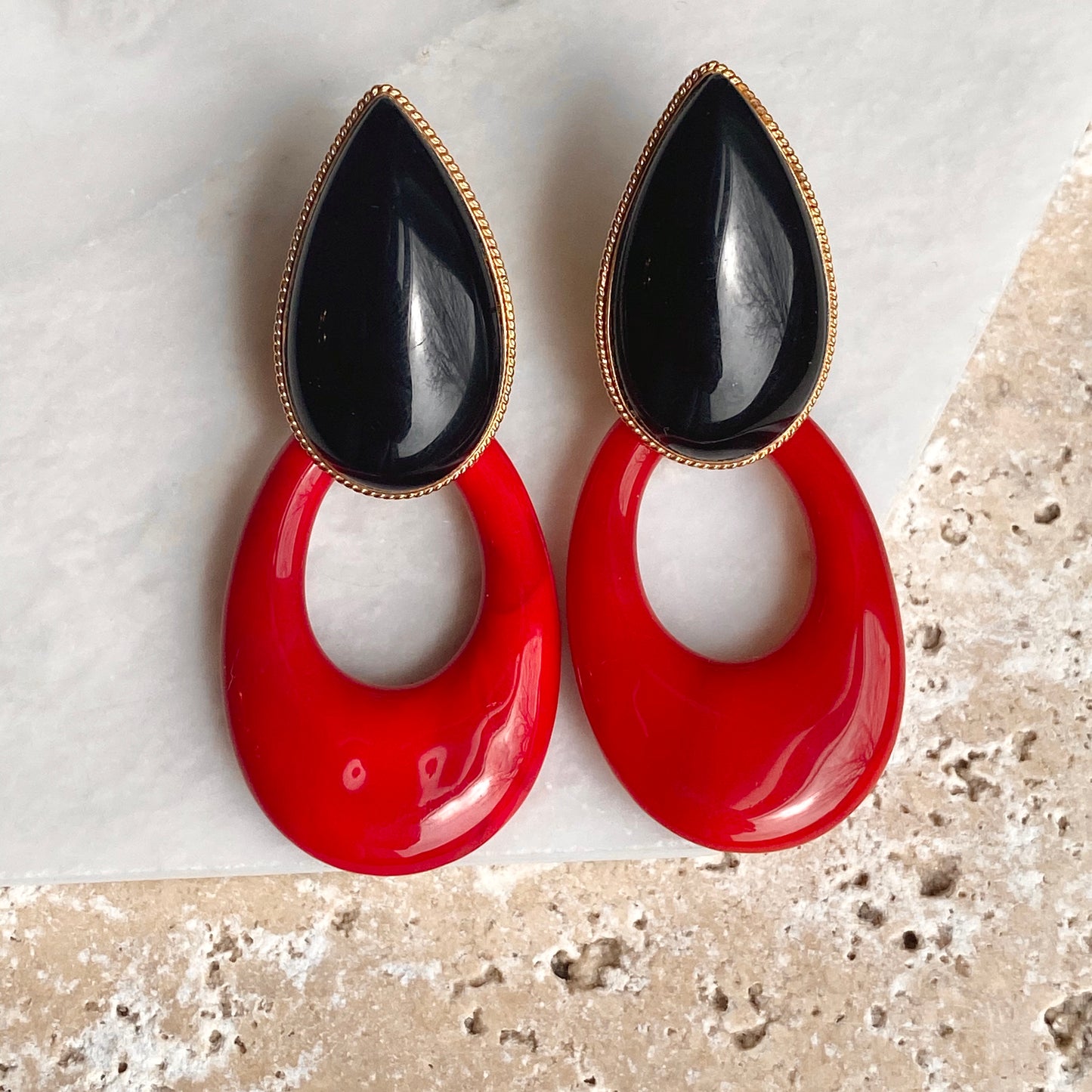 Estate 10KT Yellow Gold Teardrop Black Onyx Omega Back Earrings, Estate 10KT Yellow Gold Teardrop Black Onyx Omega Back Earrings - Legacy Saint Jewelry