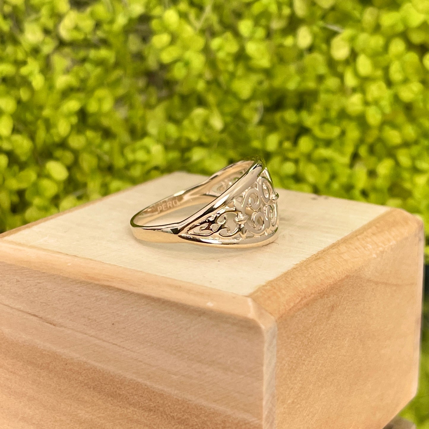 10KT Yellow Gold Fleur de Lis Cut-Out Cigar Band Dome Ring