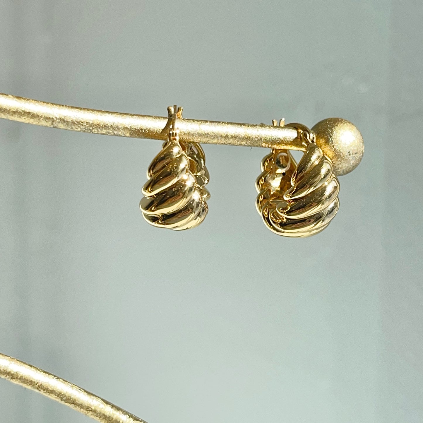 14KT Yellow Gold Ribbed Tapered Huggie Hoop Earrings 16mm