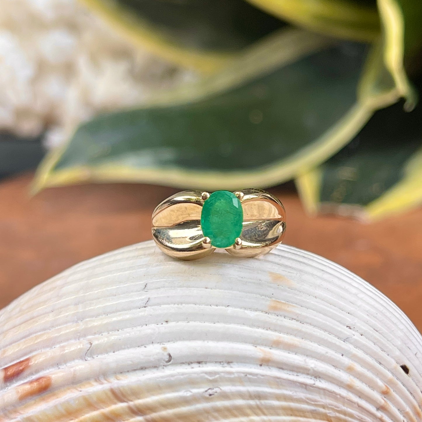 Estate 14KT Yellow Gold Oval 1.00 CT Emerald Concave Wide Band Ring