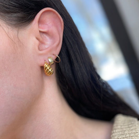 14KT Yellow Gold Ribbed Tapered Huggie Hoop Earrings 16mm