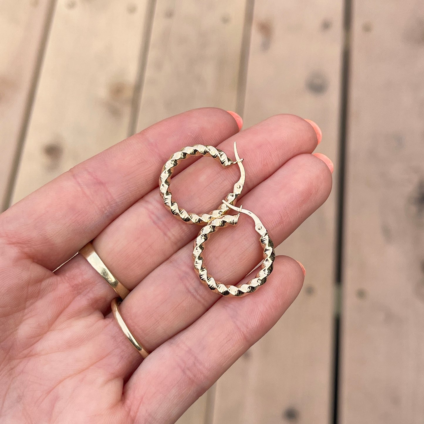 14KT Yellow Gold Polished Twisted 3mm Tube Hoop Earrings 20mm