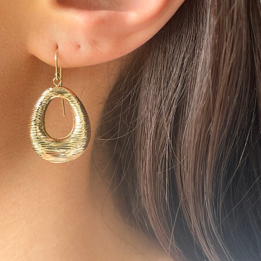 Vintage 14KT Yellow Gold Textured Oval Wire Dangle Earrings