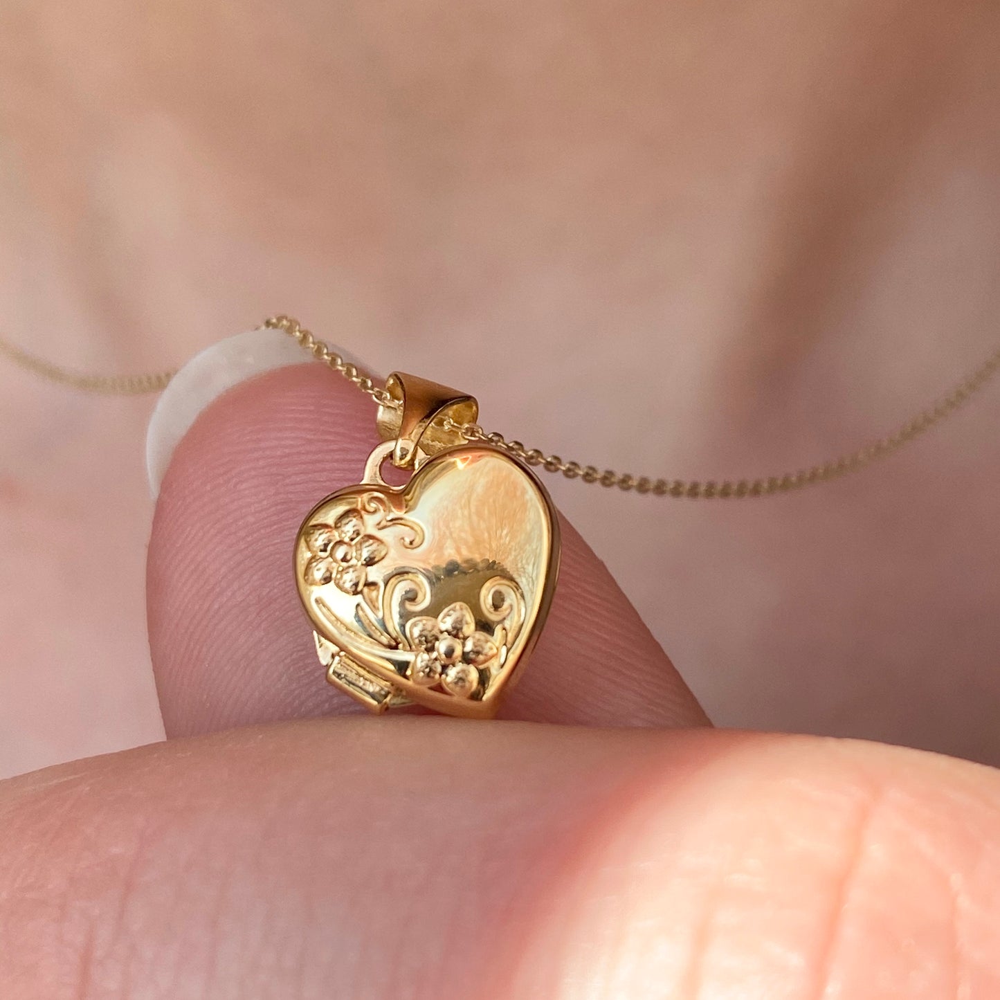 14KT Yellow Gold Detailed Floral Mini Heart Locket Pendant
