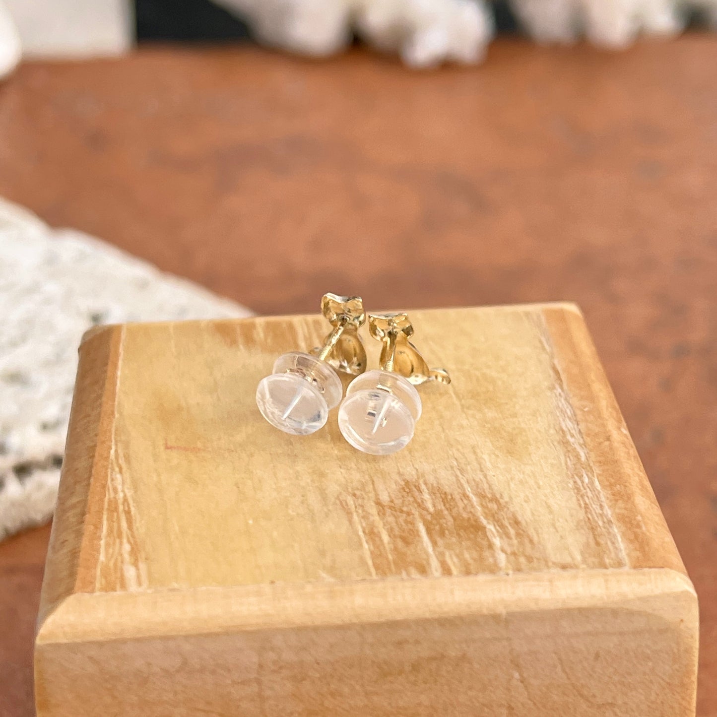 14KT Yellow Sitting Kitty Cat Post Stud Earrings