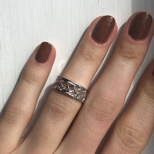 10KT White Gold Irish/Scottish Celtic Open Weave Band Ring, 10KT White Gold Irish/Scottish Celtic Open Weave Band Ring - Legacy Saint Jewelry