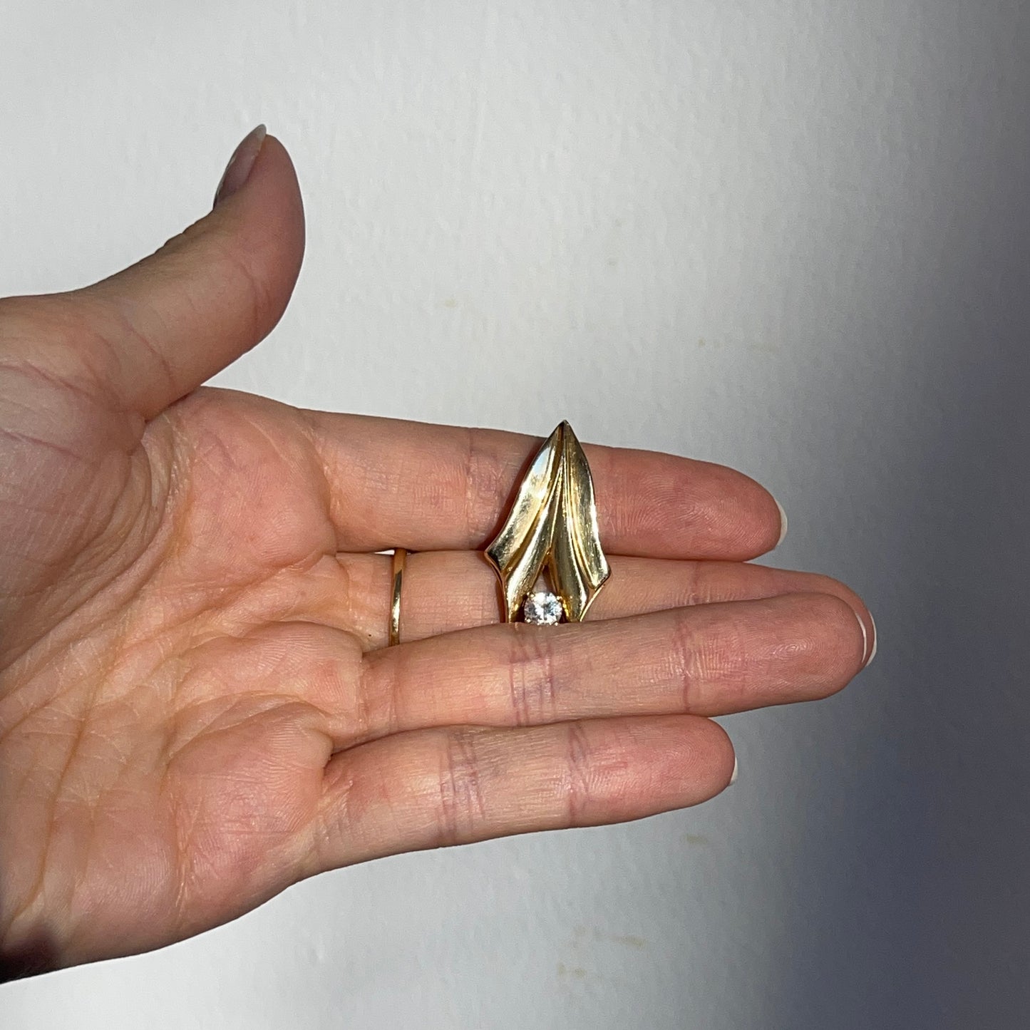 Estate 14KT Yellow Gold CZ Ribbed Omega Slide Pendant