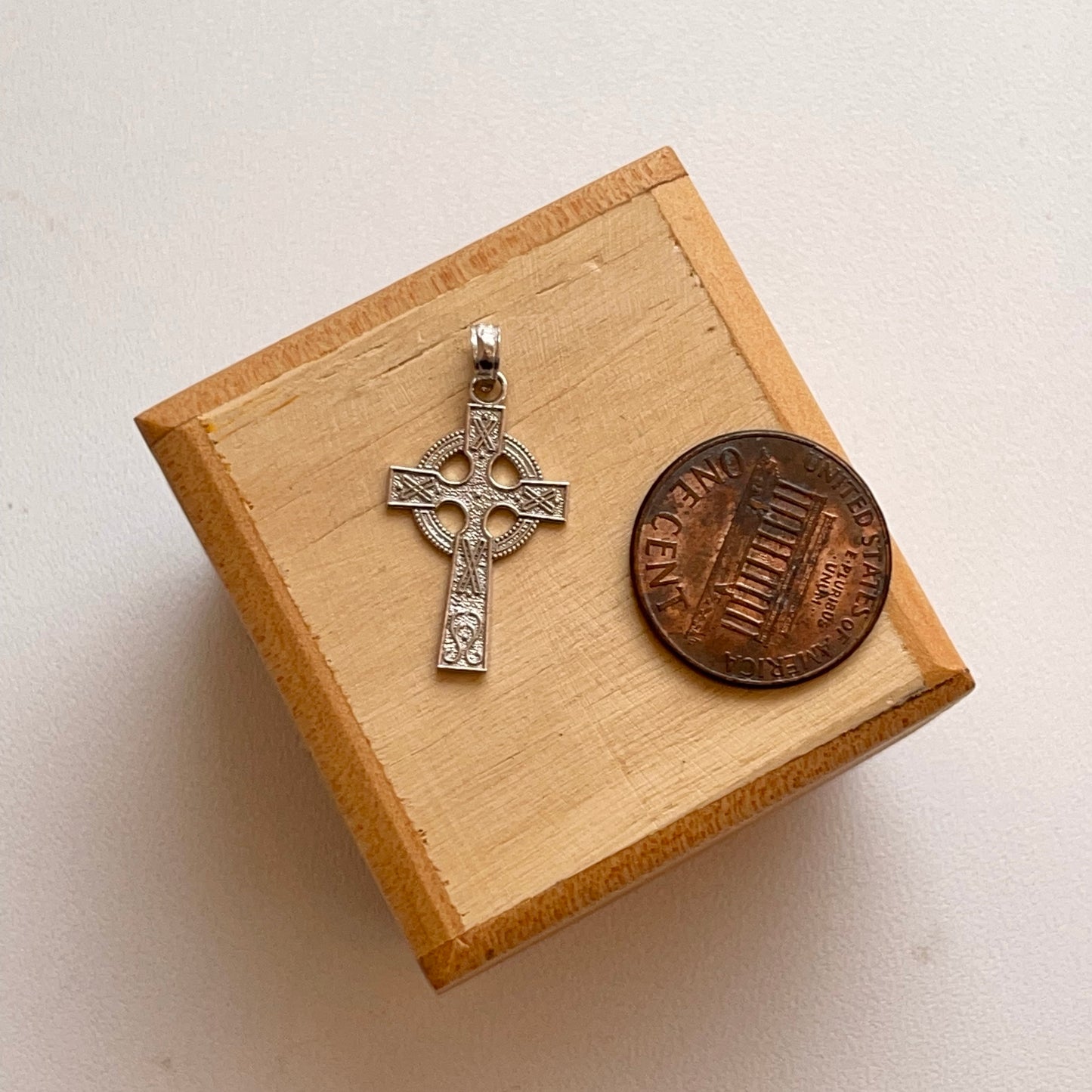 14KT White Gold Textured Celtic Eternity Circle Cross Pendant