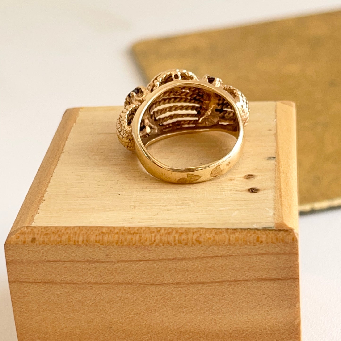 Estate 14KT Yellow Gold Rope Twist Garnet Etruscan Ring