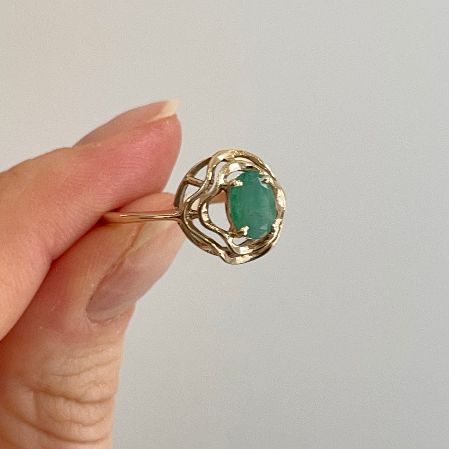 Estate 10KT Yellow Gold Mid-Century Oval .75 CT Emerald Ring