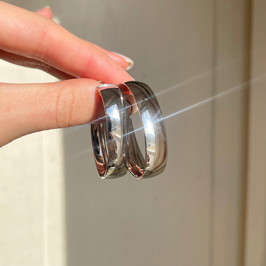 14KT White Gold Shiny 10mm Wide Oval Omega Hoop Earrings 41mm