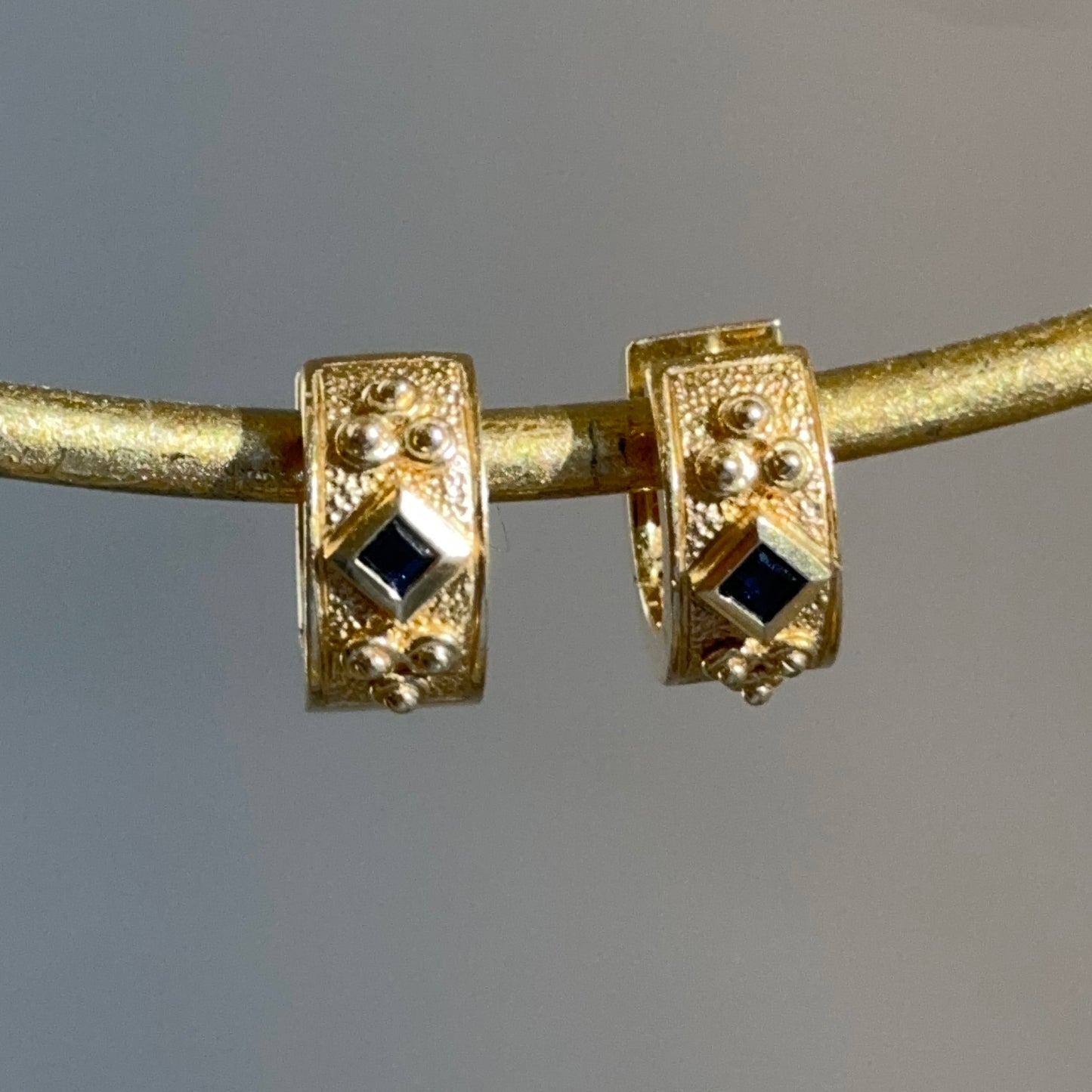 Estate 14KT Yellow Gold Byzantine Blue Sapphire Huggie Hoop Earrings