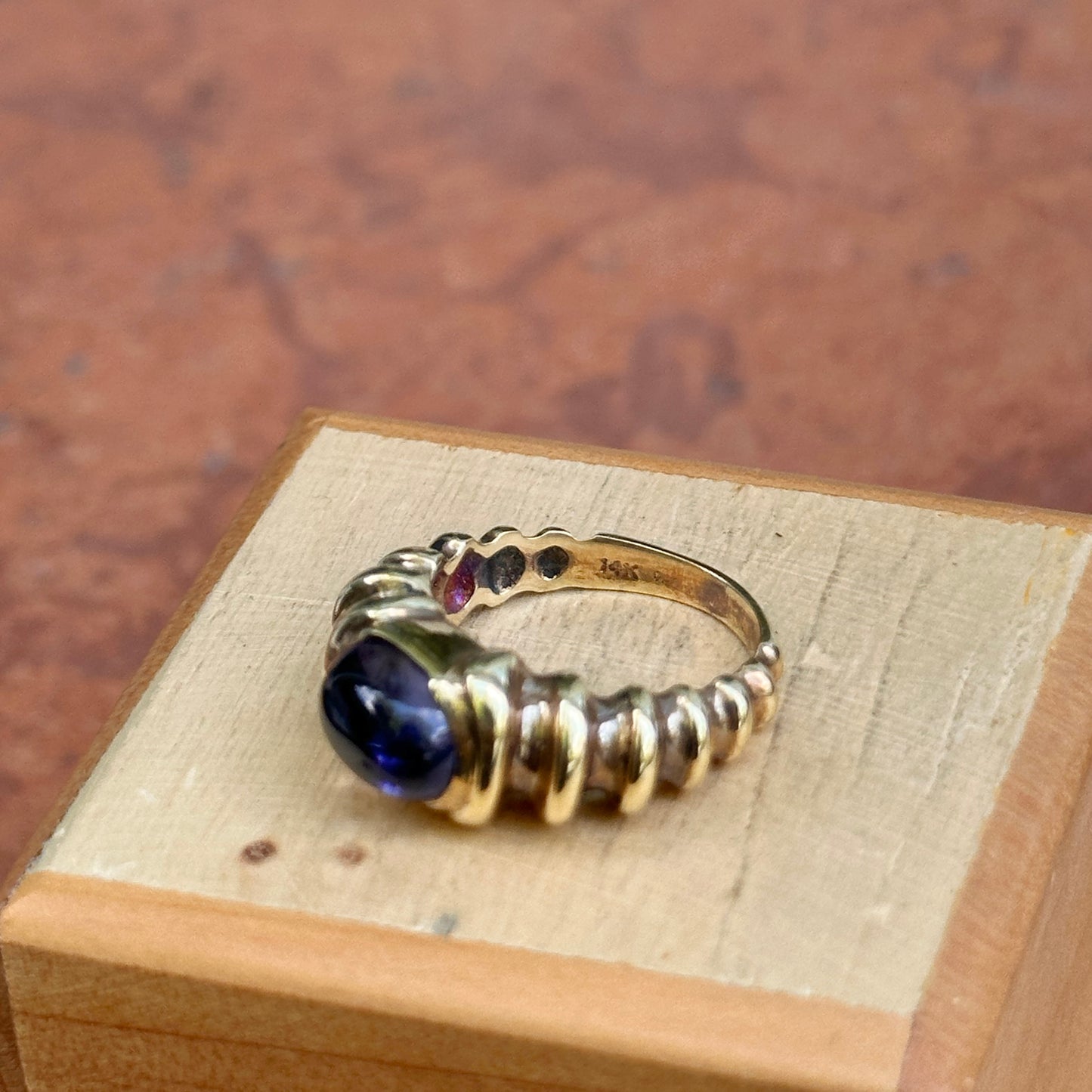 Estate 14KT Yellow Gold Ribbed Purple Oval Iolite Ring