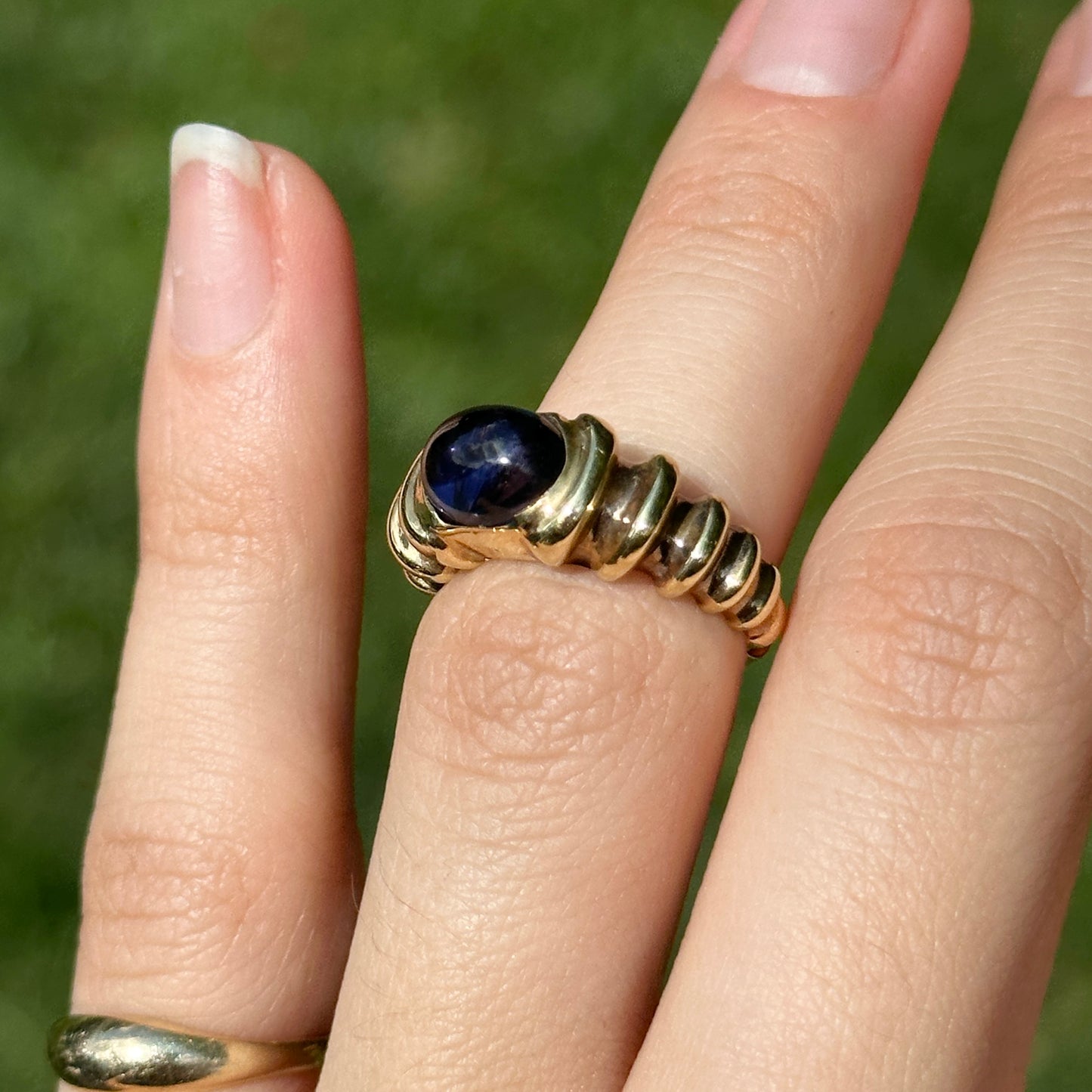 Estate 14KT Yellow Gold Ribbed Purple Oval Iolite Ring