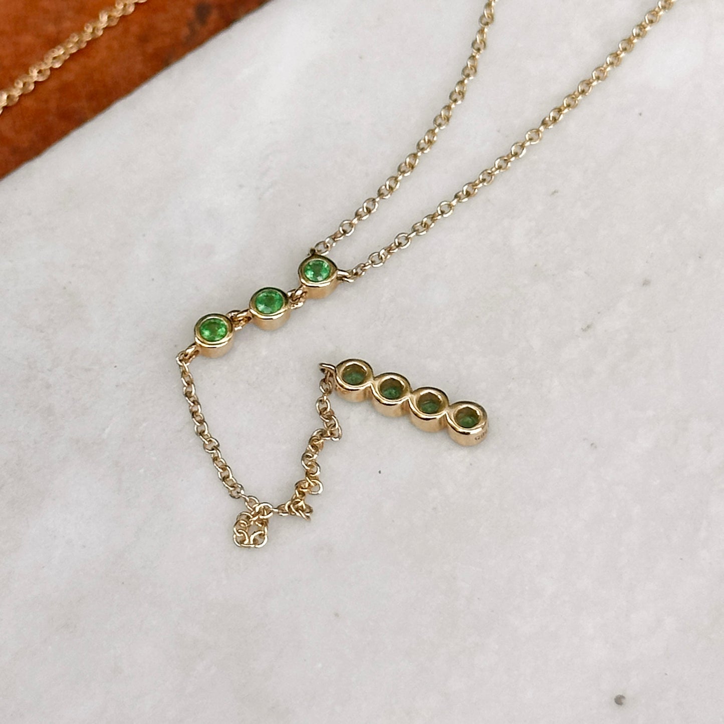 Estate 14KT Yellow Gold Bezel Emerald Lariat Necklace