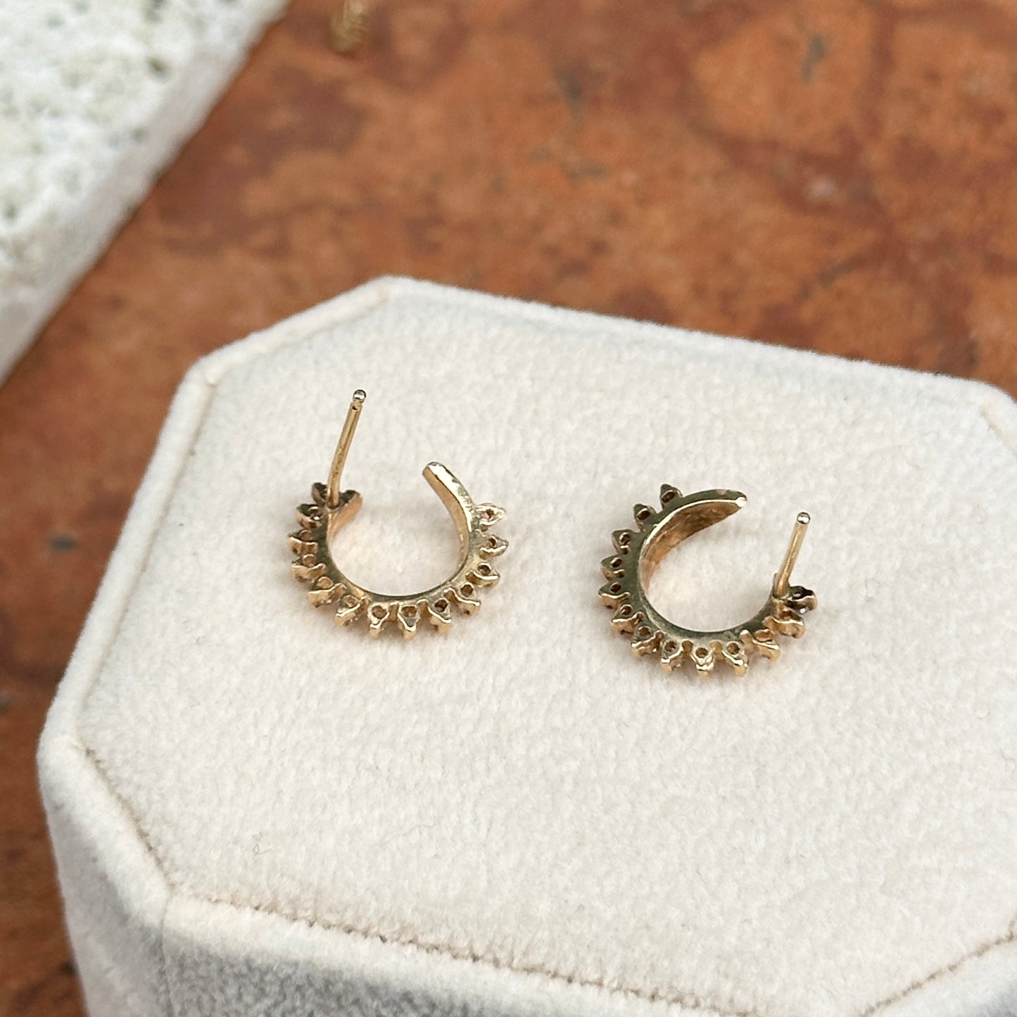 14KT Yellow Gold Round Diamond Swirl Circle Stud Earrings