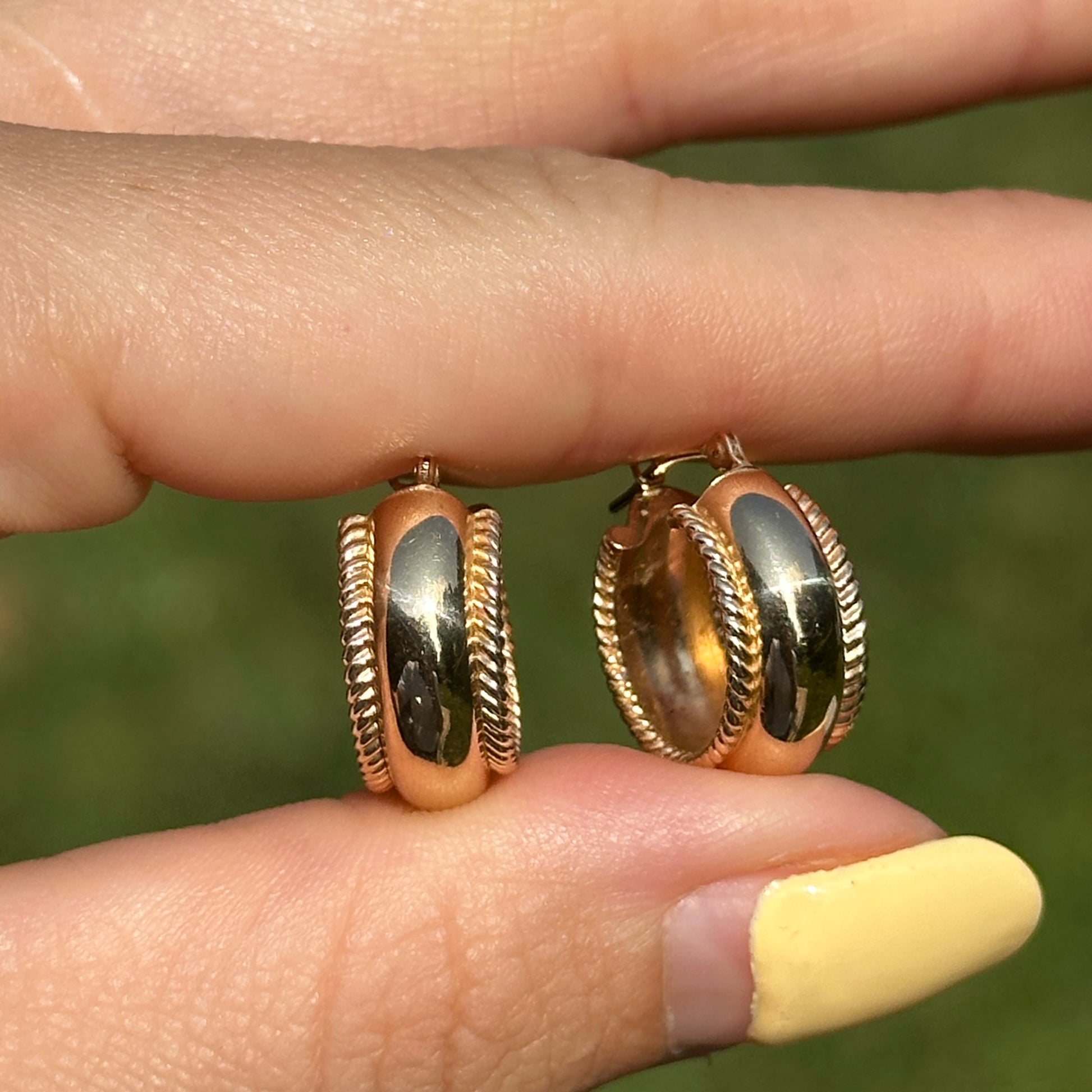 Estate 14KT Yellow Gold Ridged Huggie Hoop Earrings 17mm - LSJ
