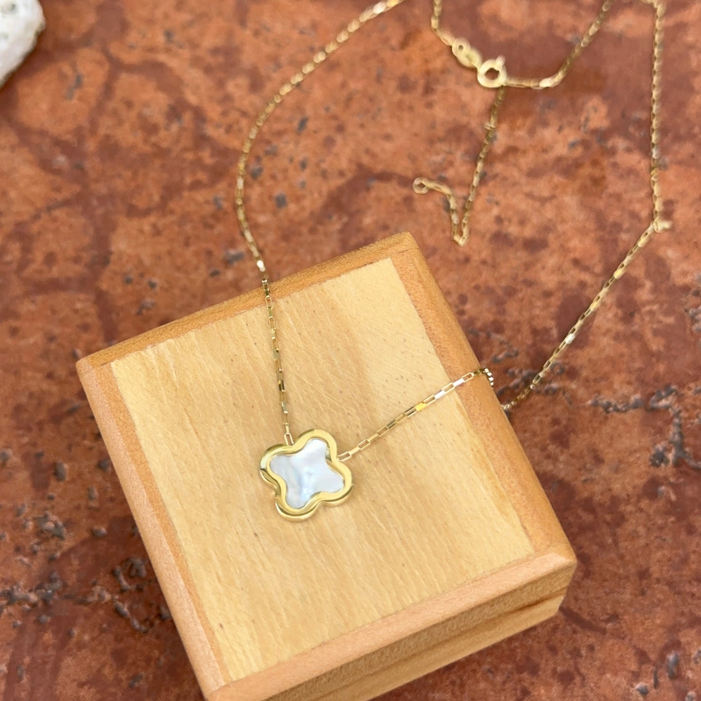 14KT Yellow Gold 12mm Mother of Pearl Clover Station Chain Necklace