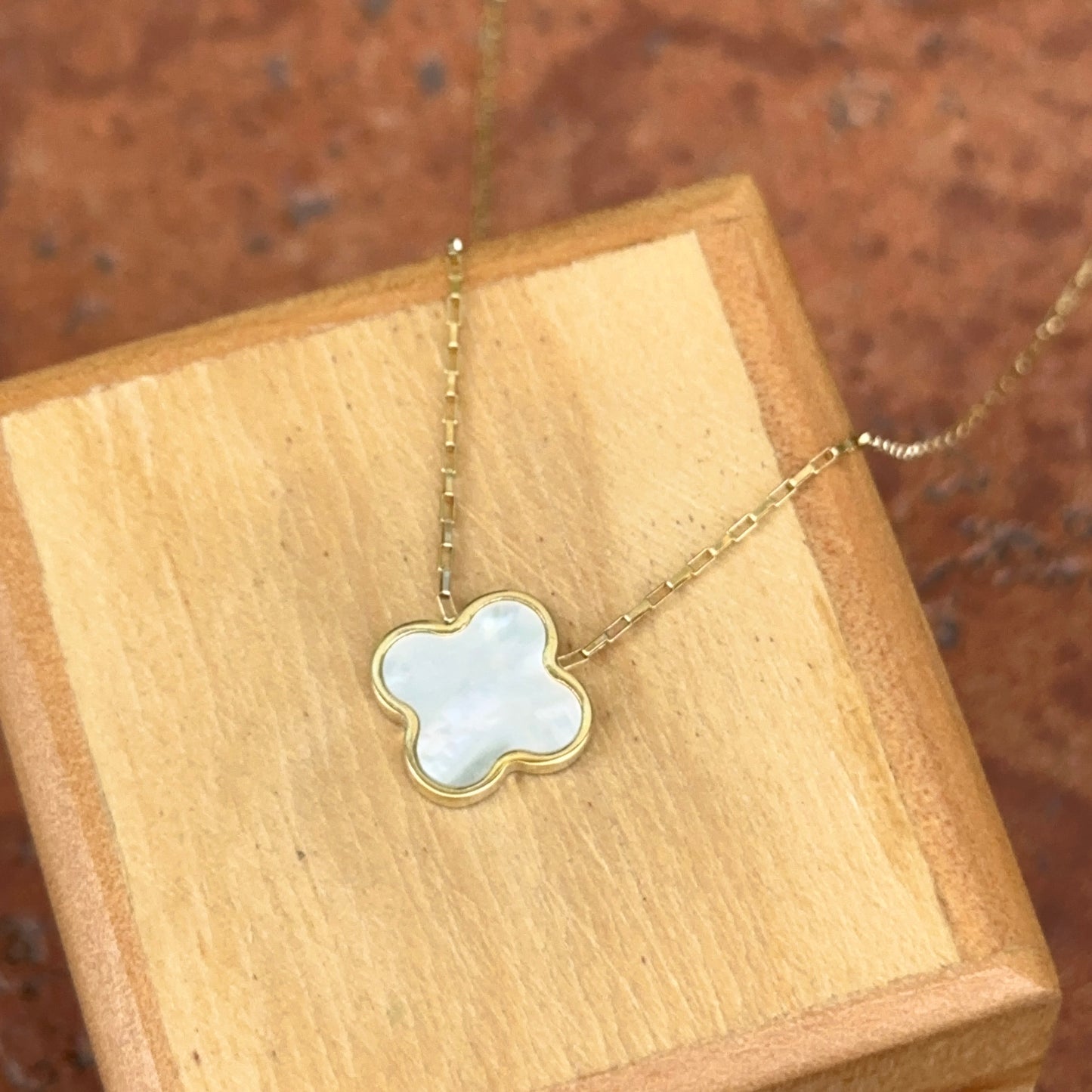 14KT Yellow Gold 12mm Mother of Pearl Clover Station Chain Necklace