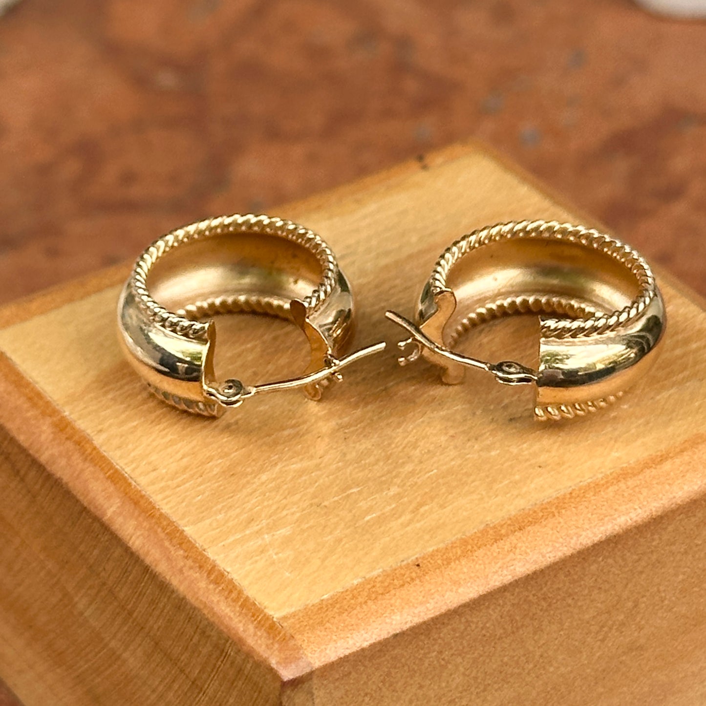 Estate 14KT Yellow Gold Ridged Huggie Hoop Earrings 17mm - LSJ