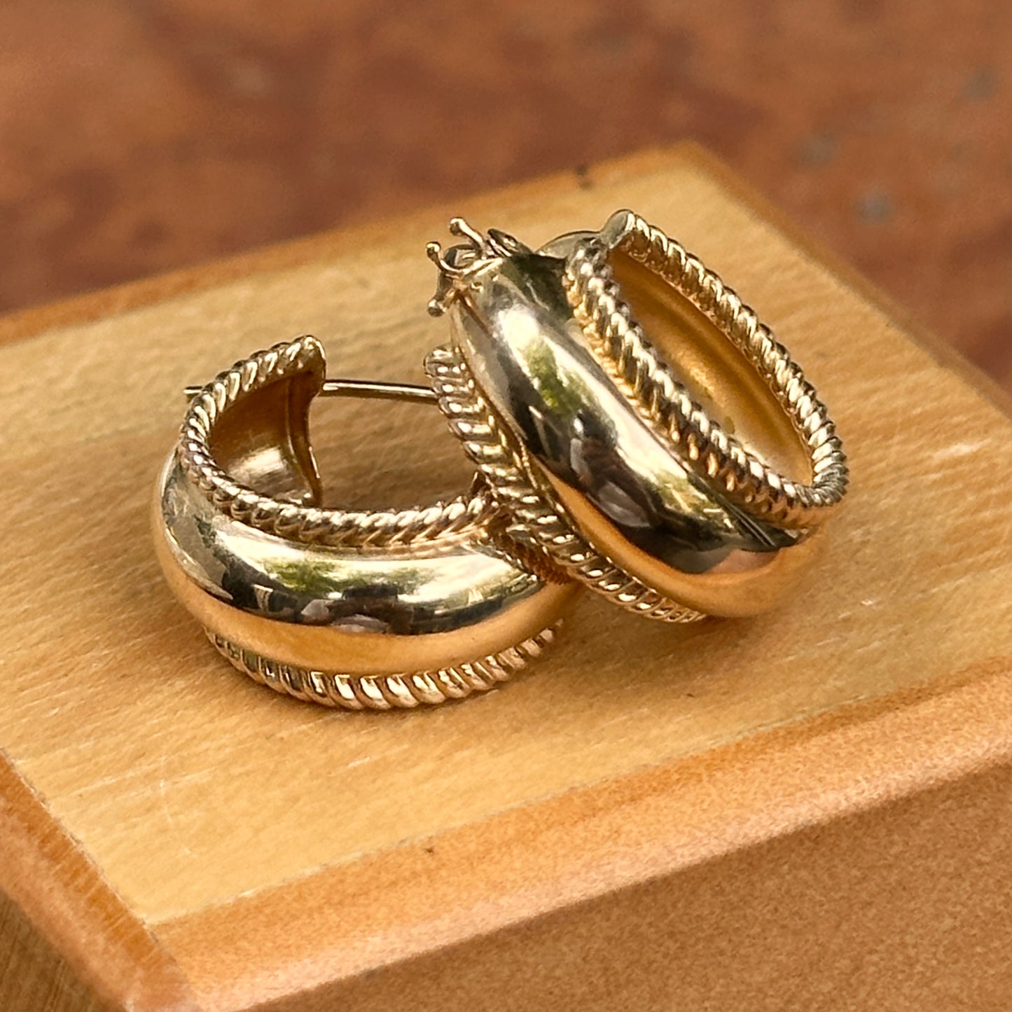 Estate 14KT Yellow Gold Ridged Huggie Hoop Earrings 17mm - LSJ