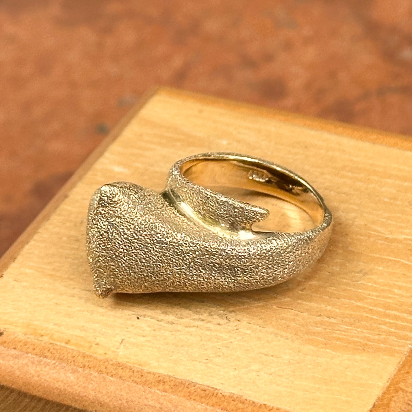 Estate 14KT Yellow Gold Sandblasted Panther Emerald Ring