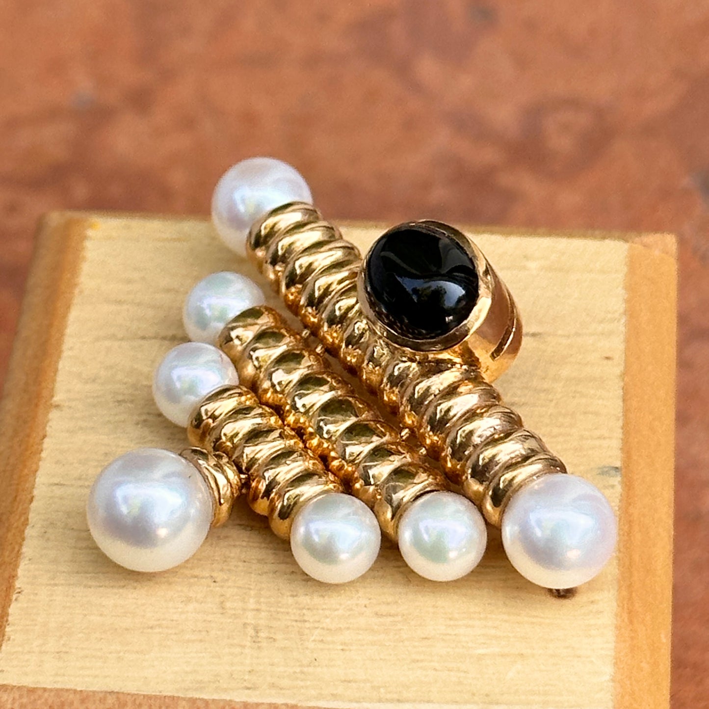 Estate 14KT Yellow Gold Pearl + Garnet Corrugated Pin Brooch