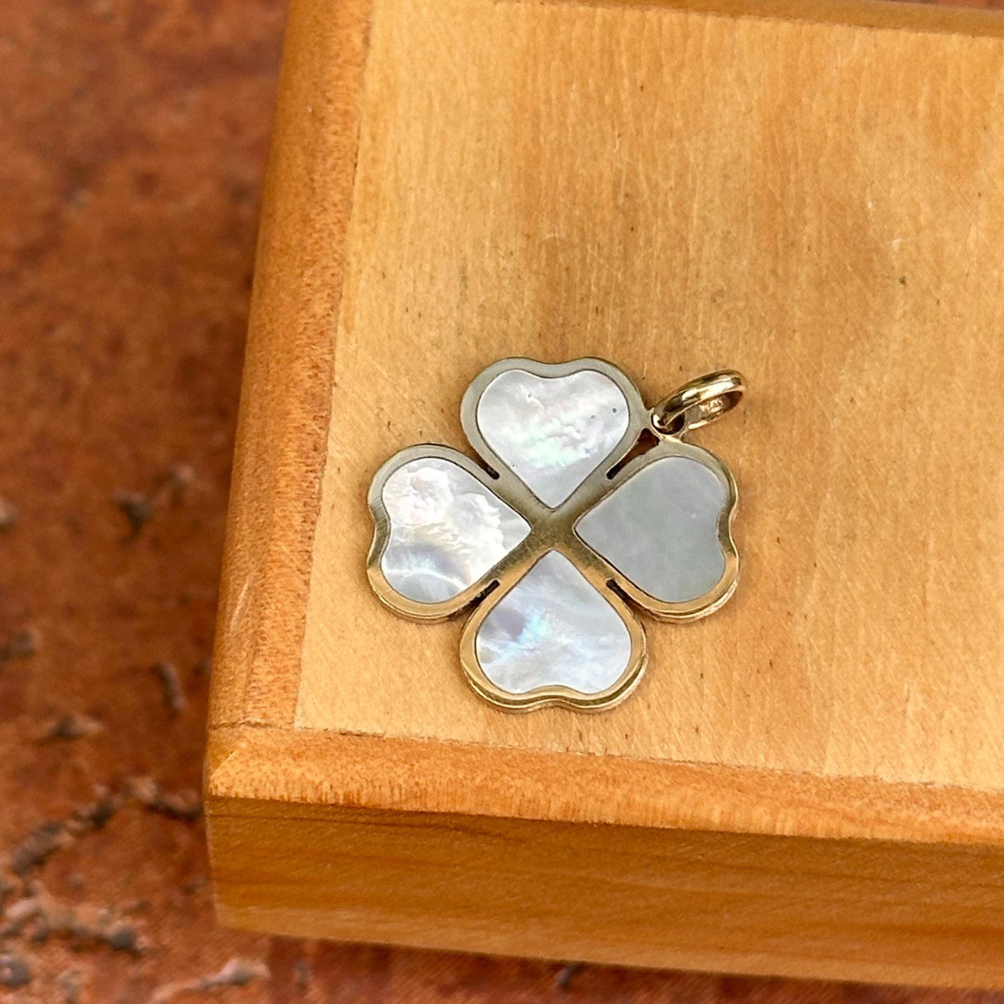 14KT Yellow Gold Mother of Pearl Inlay Clover Pendant Charm 19mm