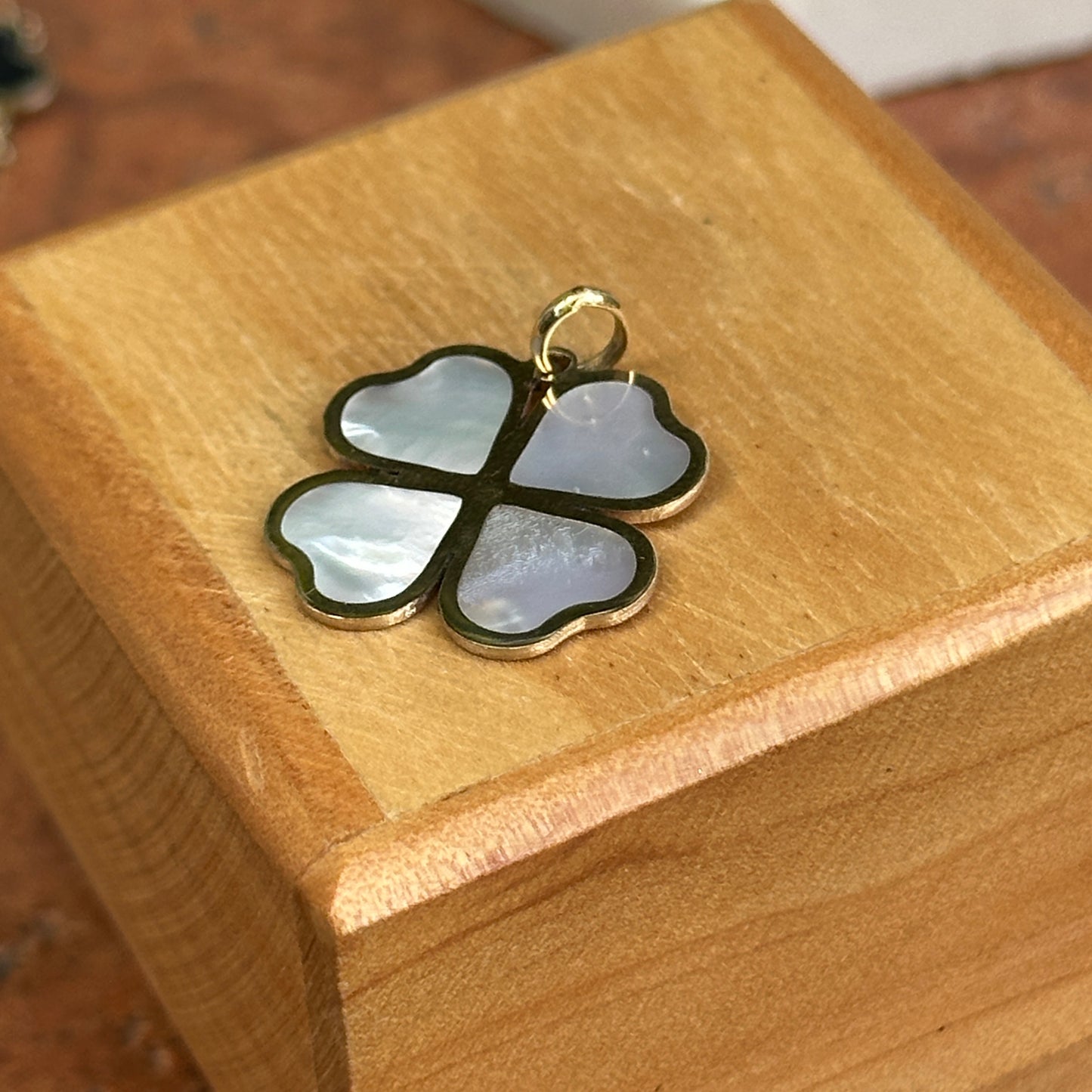 14KT Yellow Gold Mother of Pearl Inlay Clover Pendant Charm 19mm