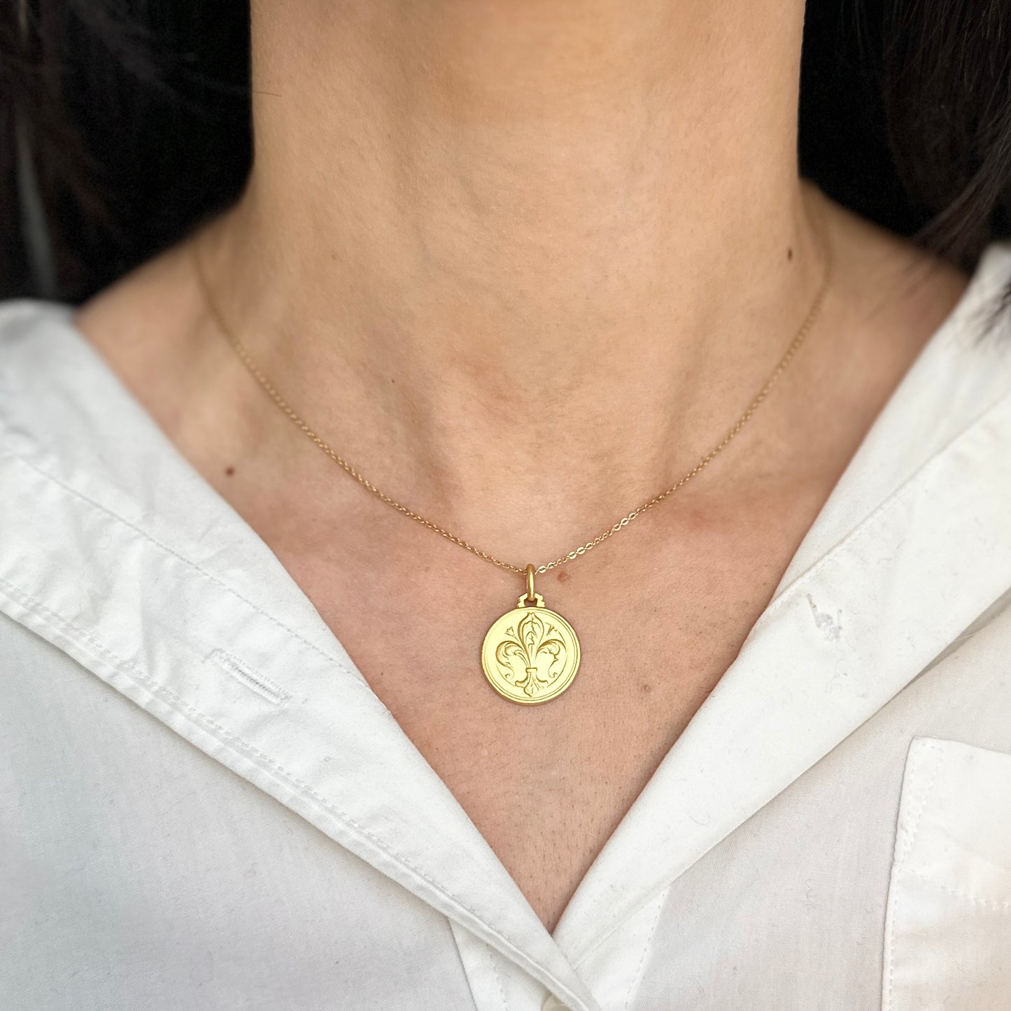 14KT Yellow Gold Fleur de Lis Round Matte Medal Pendant 18mm