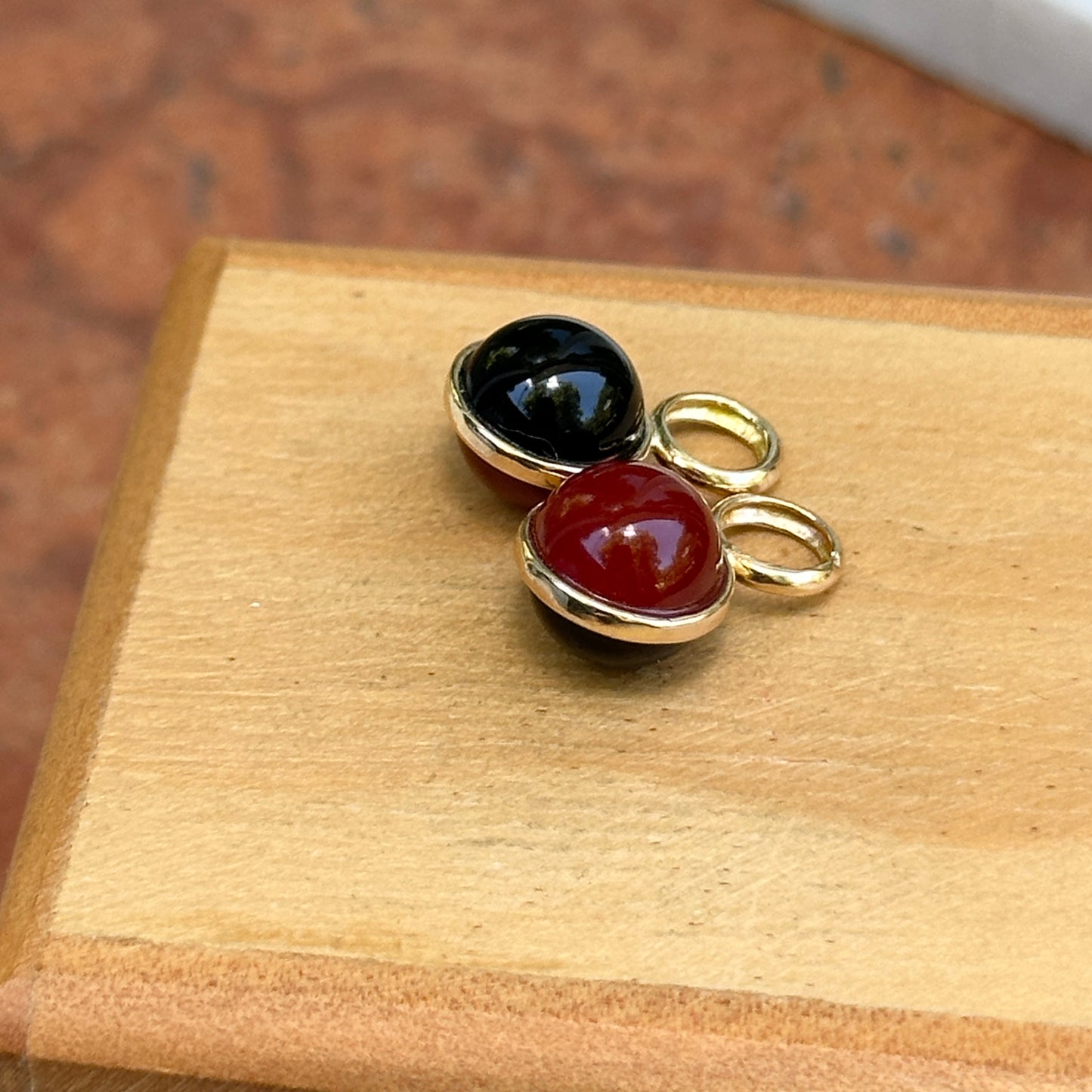 Estate 14KT Yellow Gold Onyx & Carnelian Ball Earrings Charms
