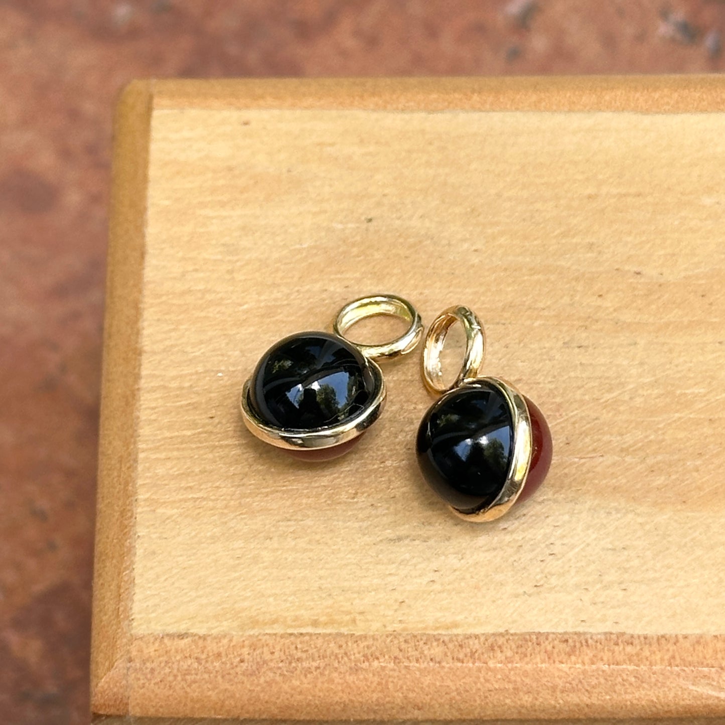 Estate 14KT Yellow Gold Onyx & Carnelian Ball Earrings Charms
