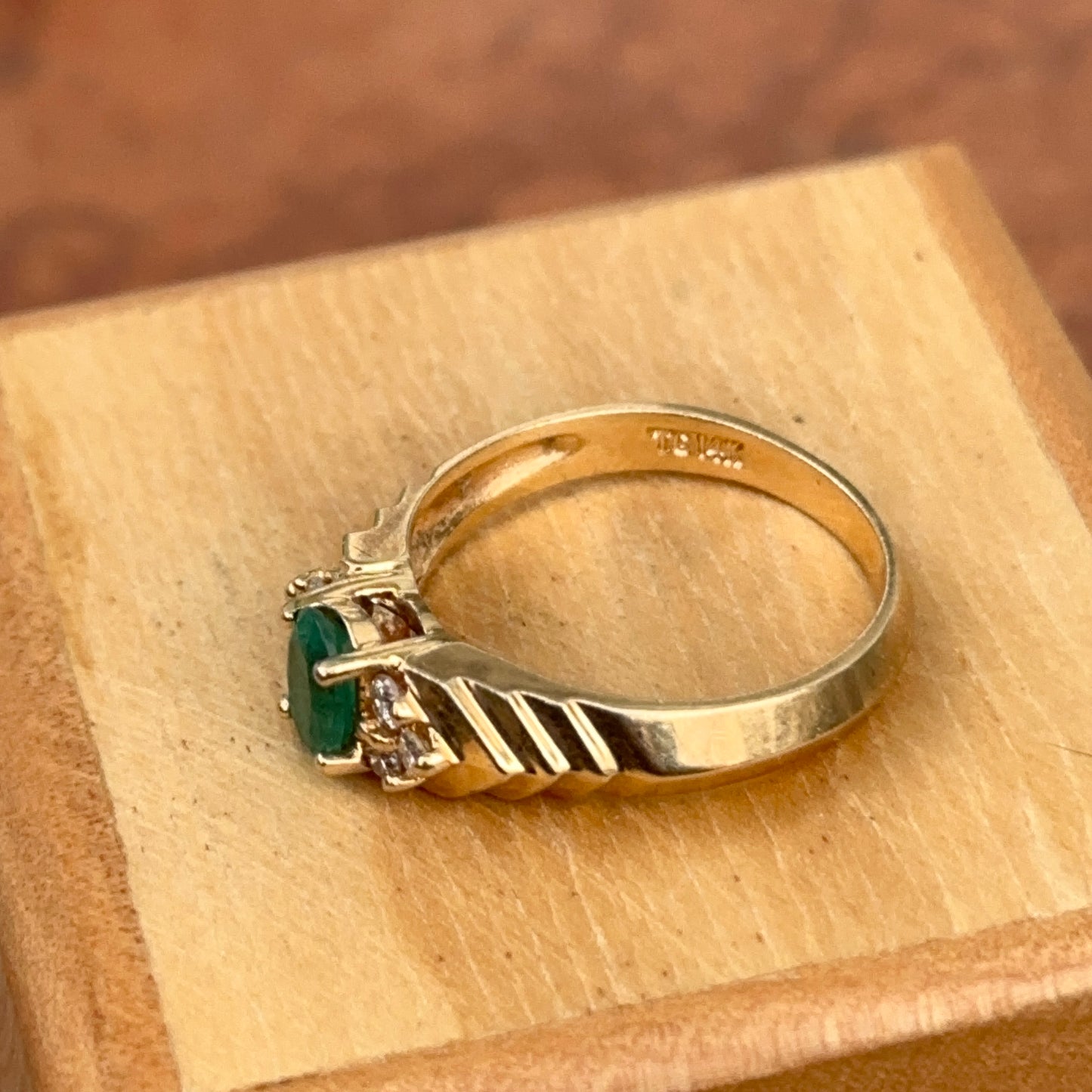 Estate 14KT Yellow Gold Oval-Cut  Faceted Emerald + Diamond Chevron Shaped Ring